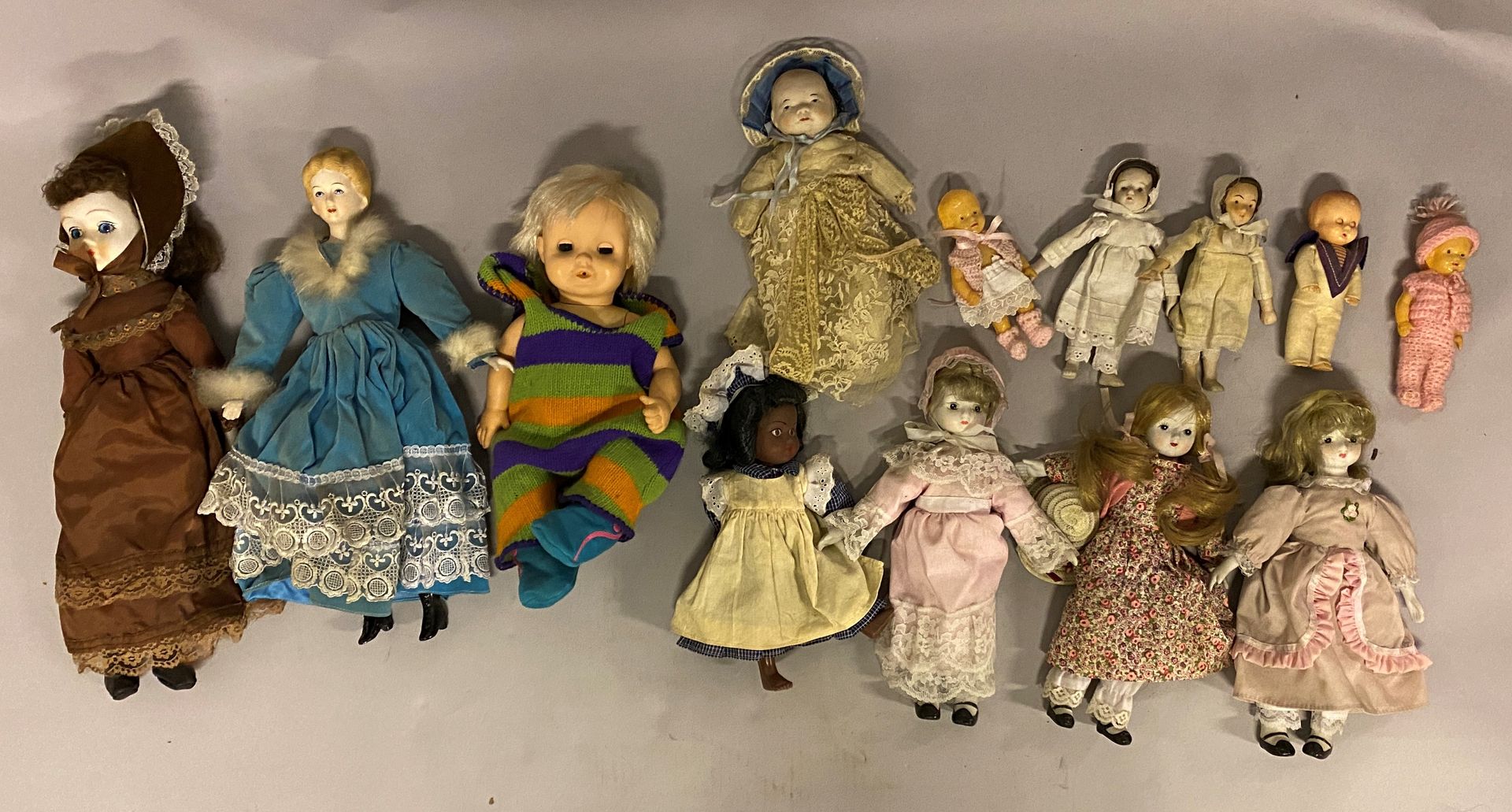 Lot de POUPEES modernes (13 pièces) dans l’esprit des poupées anciennes avec têt&hellip;