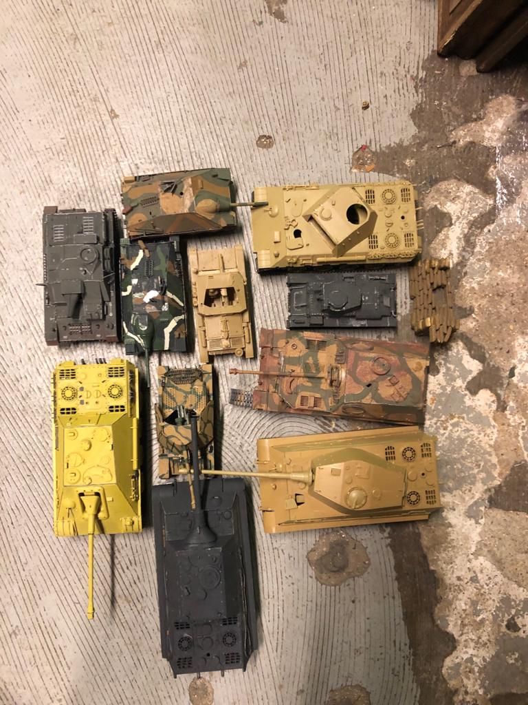 SOLIDO SOLIDO

Lot of plastic tanks and military machines

Used condition.