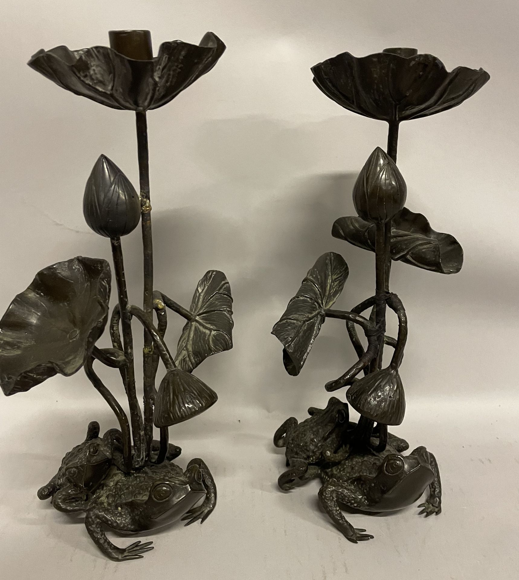 DEUX BOUGEOIRS en bronze patiné grenouilles et nénuphars DEUX BOUGEOIRS en bronz&hellip;