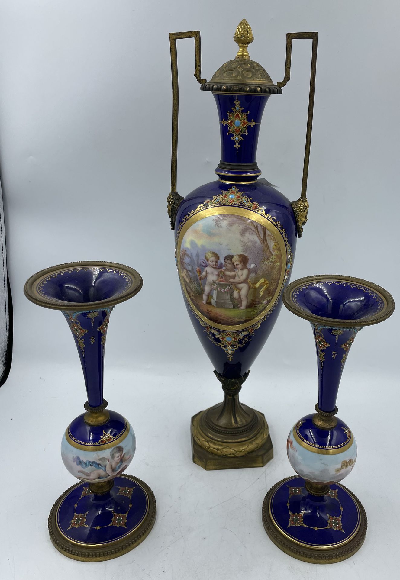 GARNITURE DE CHEMINEE comprenant : un vase en porcelaine à décor de paysage dans&hellip;