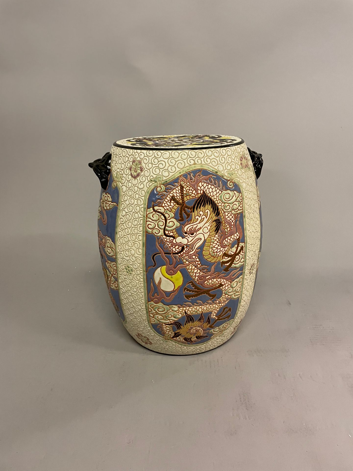 TABOURET en céramique émaillée polychrome à décor de dragons, volatiles et tortu&hellip;