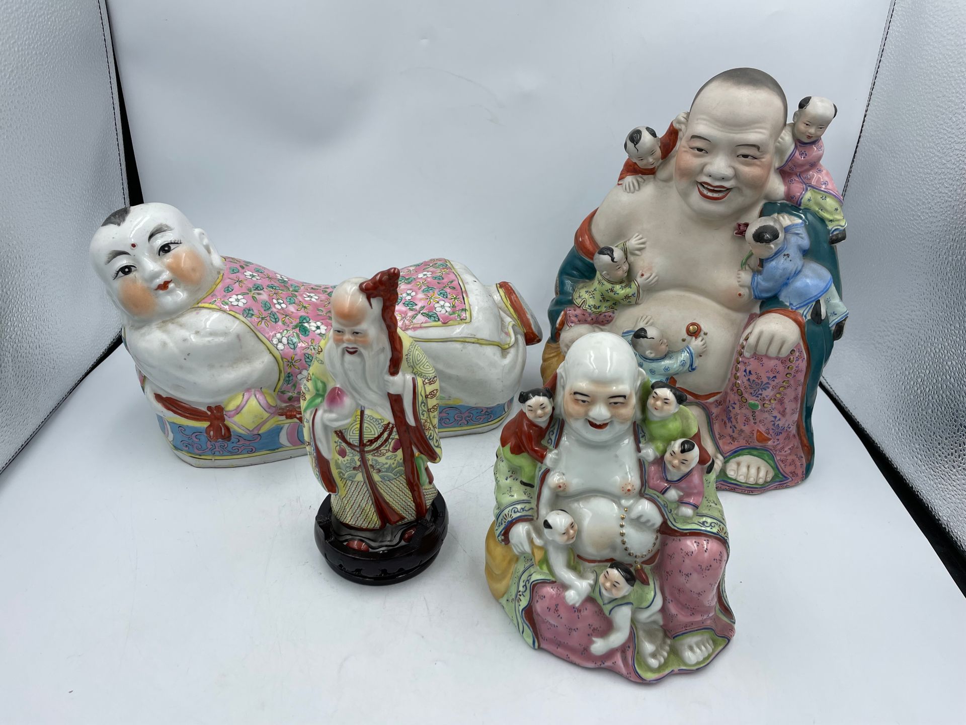 Lot de quatre statues asiatiques dont trois en porcelaine et une en biscuit. Fam&hellip;