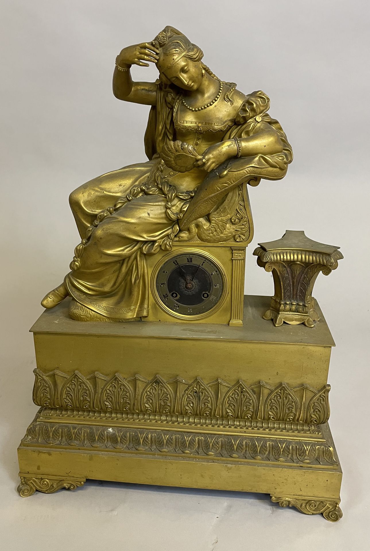 PENDULE en bronze doré et ciselé à décor d'une jeune femme sur sa méridienne dan&hellip;