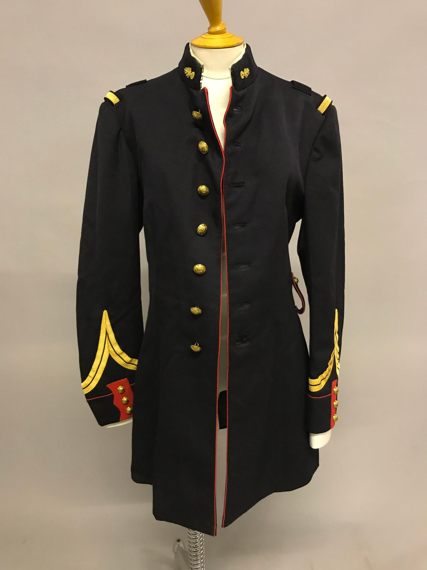 [MILITARIA - GENDARMERIE] [军事装备 - 宪兵]

上衣（黄色和红色袖子）。