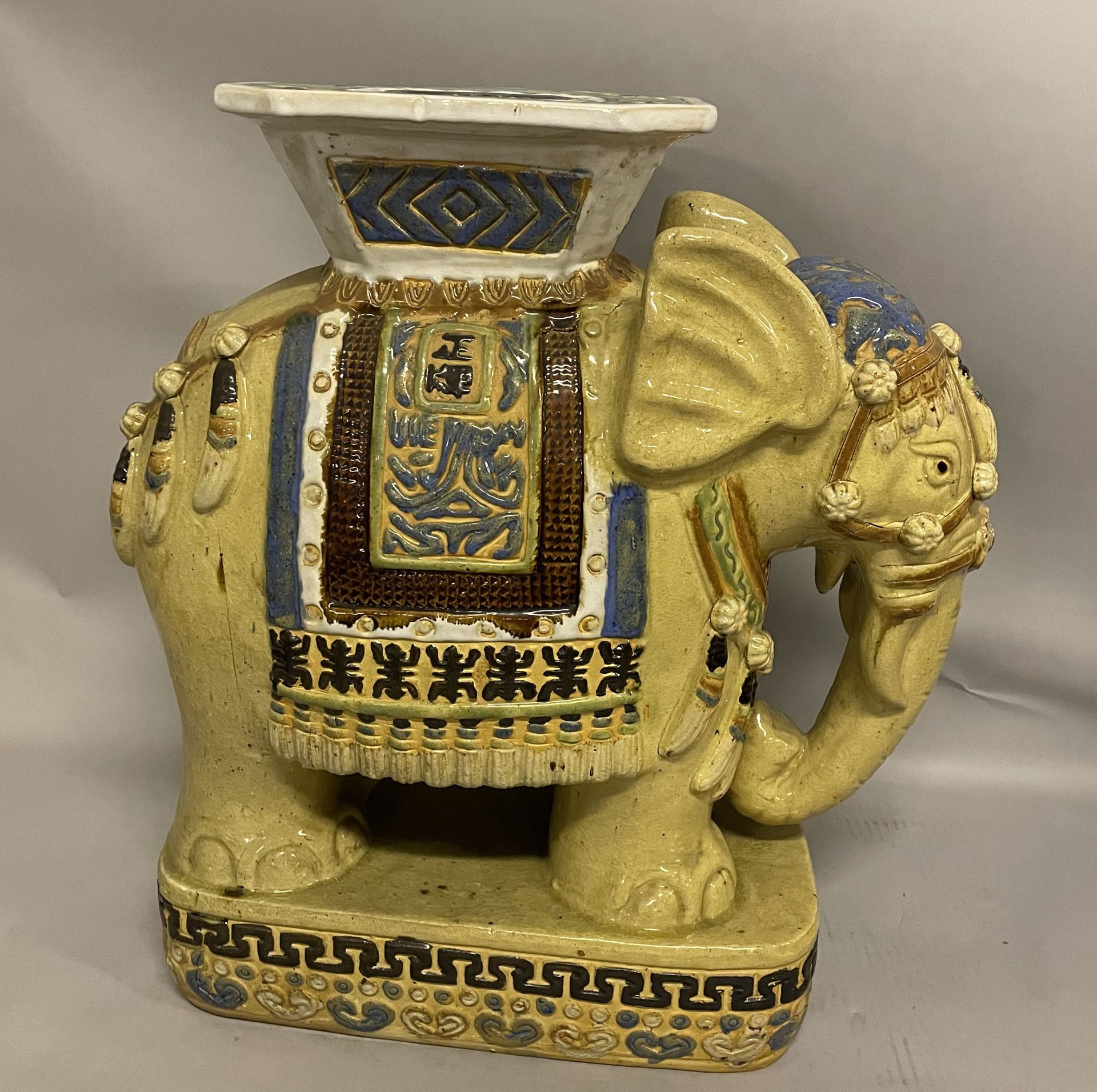 ELEPHANT en céramique émaillée polychrome formant sellette ELEPHANT en céramique&hellip;