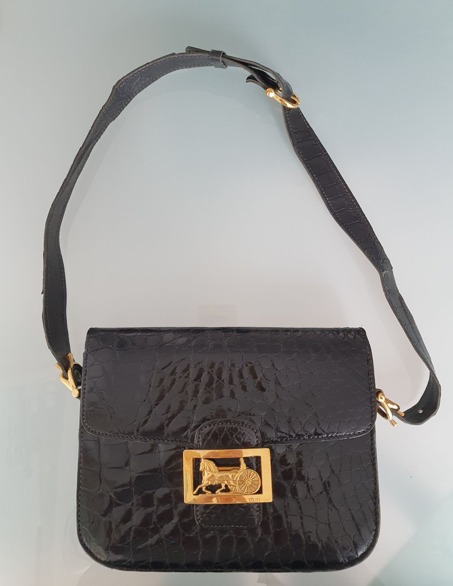 Null CELINE Paris, made in France, circa 1980



Sac en crocodile*vernis noir, g&hellip;