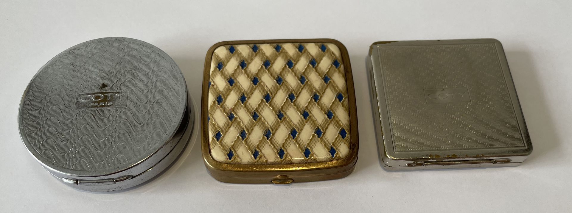 Null 一套3个银色的金属袋状小盒，呈正方形，有标题和纹章的装饰。尺寸：4.5cm x 4.5cm。一个科蒂粉盒，圆形，银色，标题为 "科蒂巴黎"。直径：5厘&hellip;