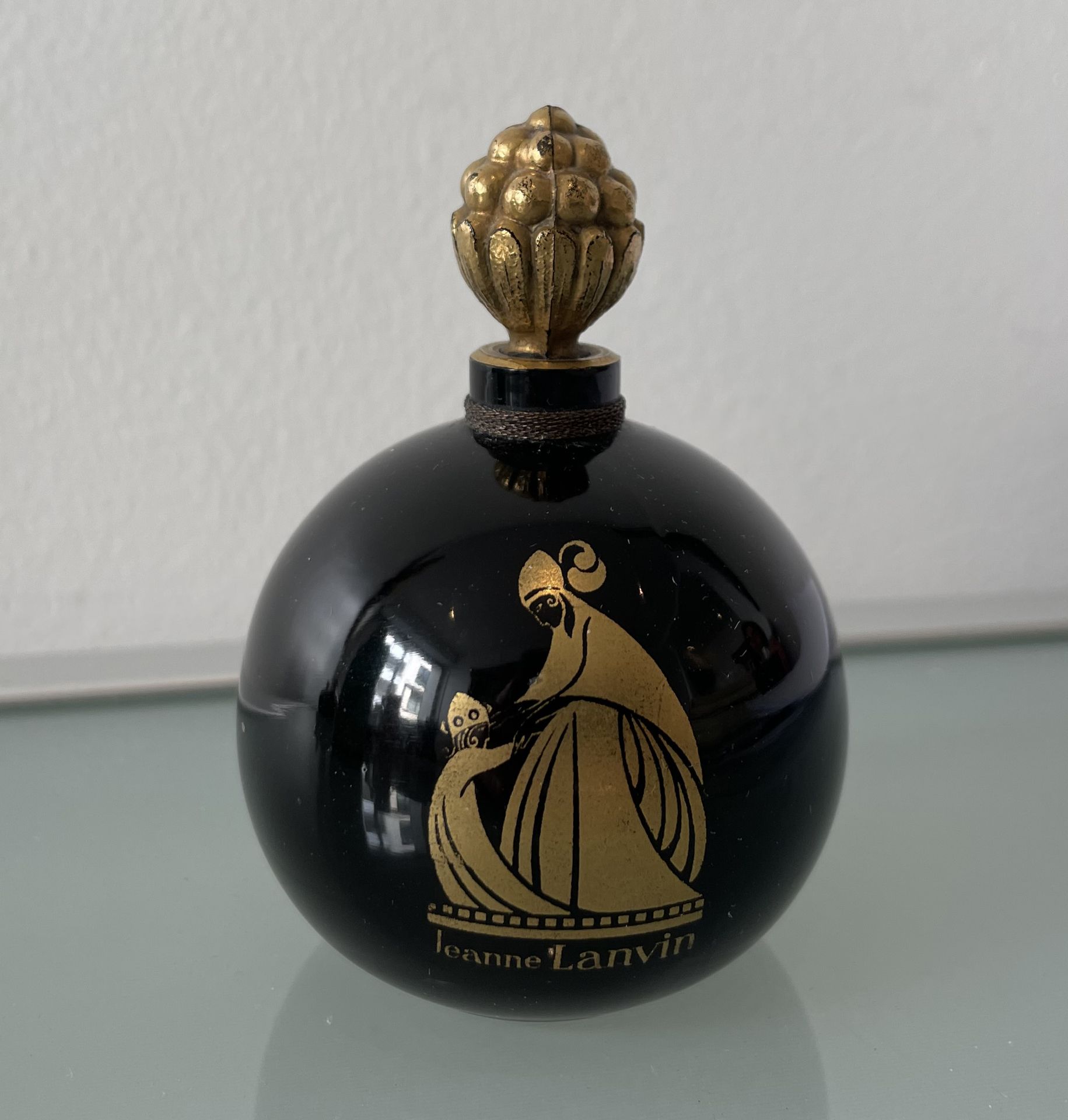 Null LANVIN "Arpège



Bottiglia in vetro nero opaco, modello a sfera. Decorato &hellip;