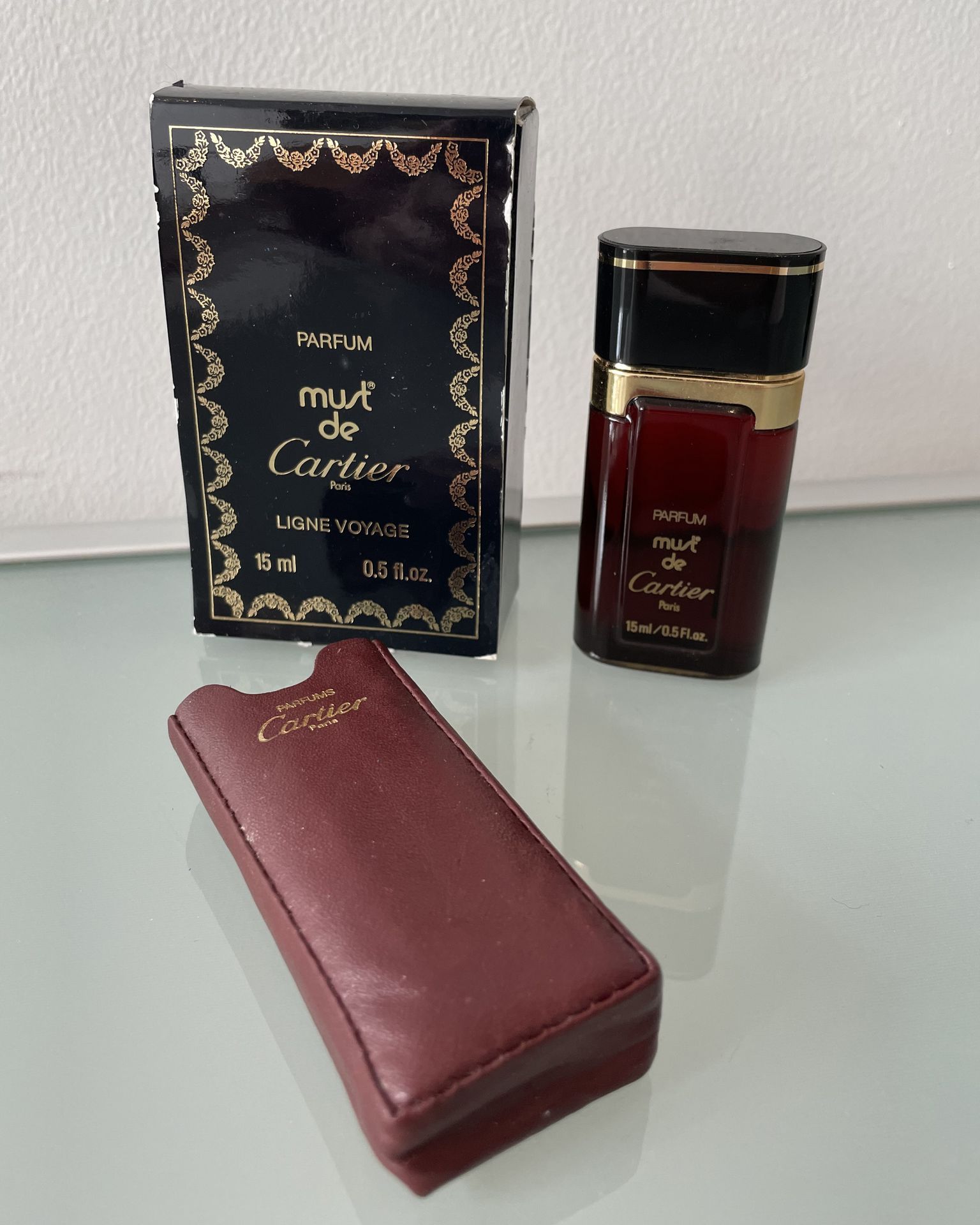 Null 卡地亚 " 必须 "



玻璃旅行瓶和它的红色皮箱，标题是Parfums Cartier Paris。香水提取物容量15毫升。



+ 一个黑盒子&hellip;