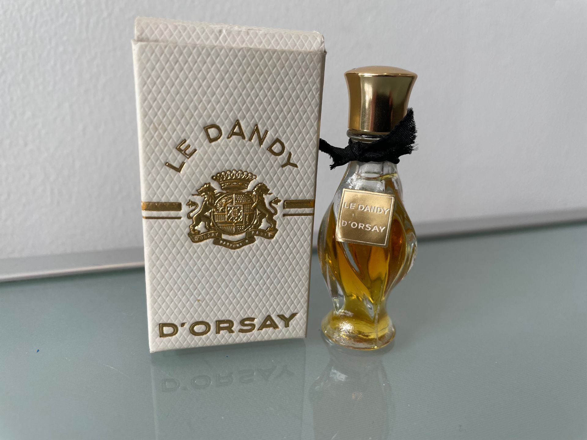 Null 德奥赛 "花花公子



这个尺寸的瓶子很罕见。玻璃瓶，金色标签，标题为 "Le Dandy D'Orsay"。瓶颈处有黑色的结。金色PDO塞子，有标&hellip;