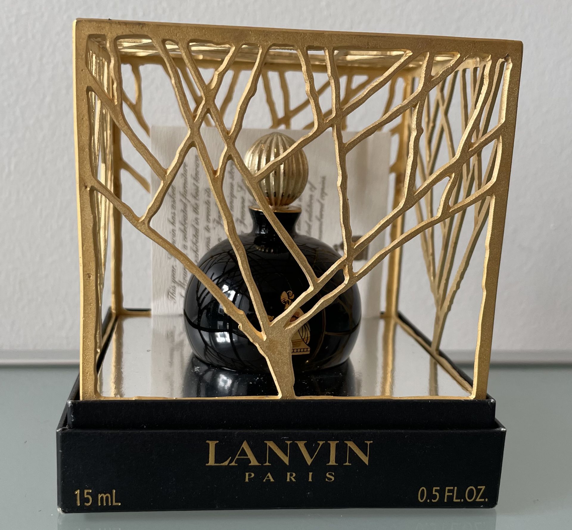 Null LANVIN « Arpège Jardin d'Or »



Flacon modèle boule. Série Limitée. Conten&hellip;