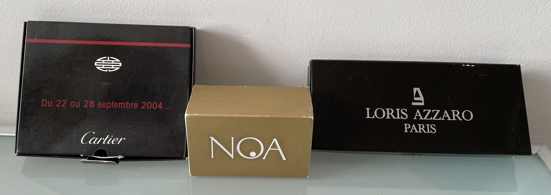 Null 一套3个盒子



一个名为 "卡夏尔 "的盒子，内有2个同形的 "卡夏尔 "小模型 



和 "Noa"，PDO。一个豪华的卡地亚盒子，有标题，里&hellip;
