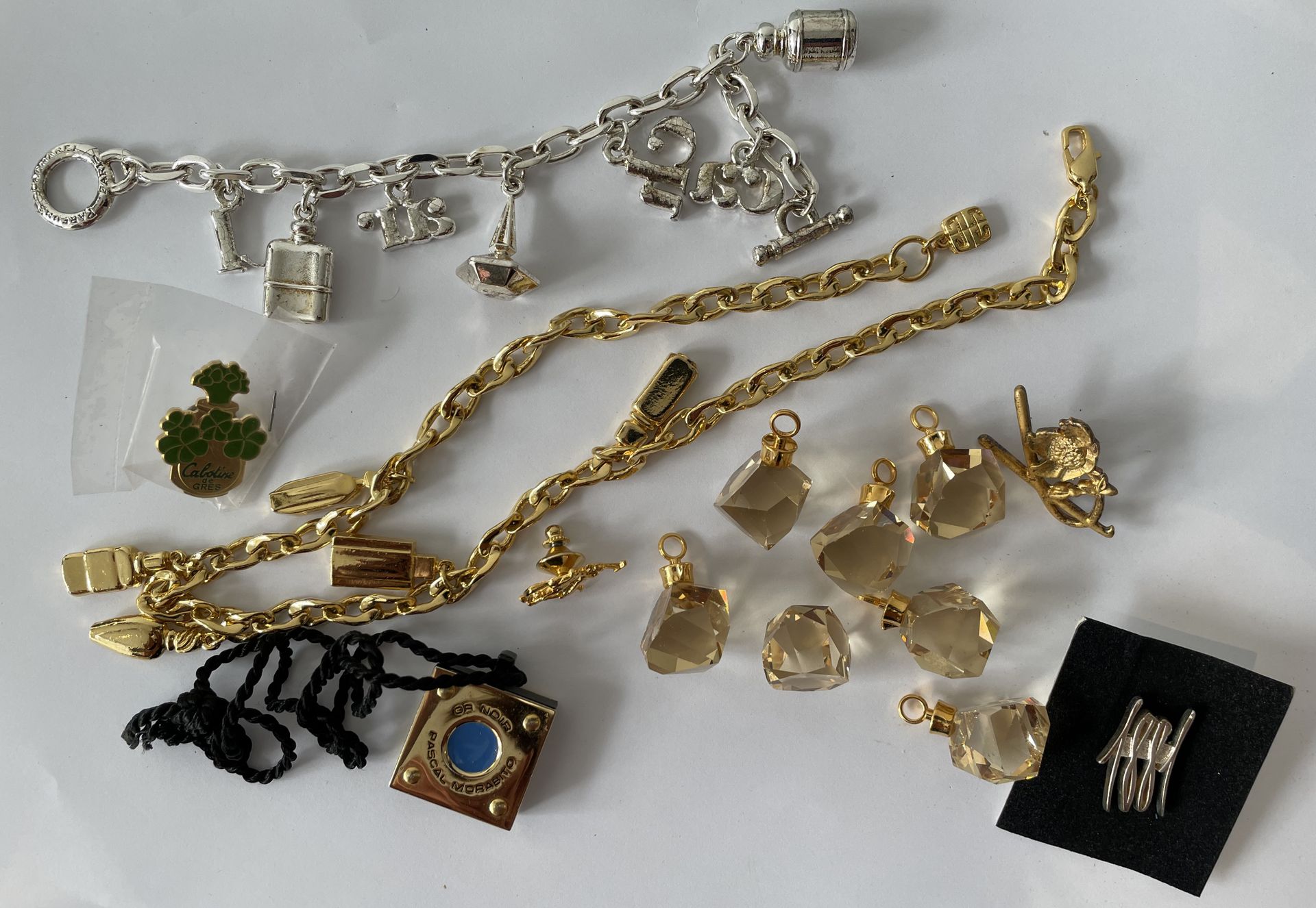 Null Lot de bijoux fantaisie de parfumeurs dont Cacharel, un collier Givenchy et&hellip;