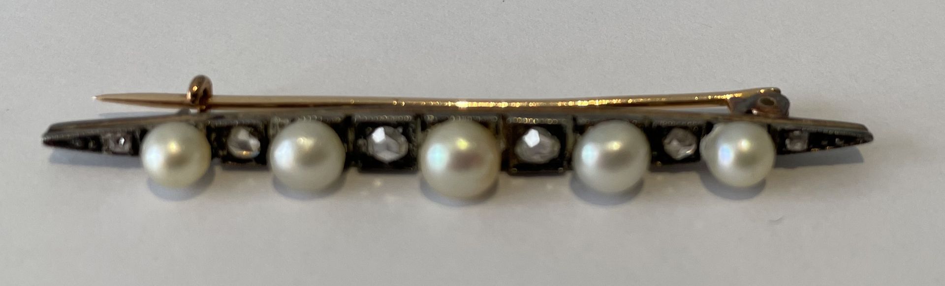 Null 银质（925千分之一）和18K（750千分之一）玫瑰金胸针，装饰有交替的钻石和珍珠



毛重：3,6g