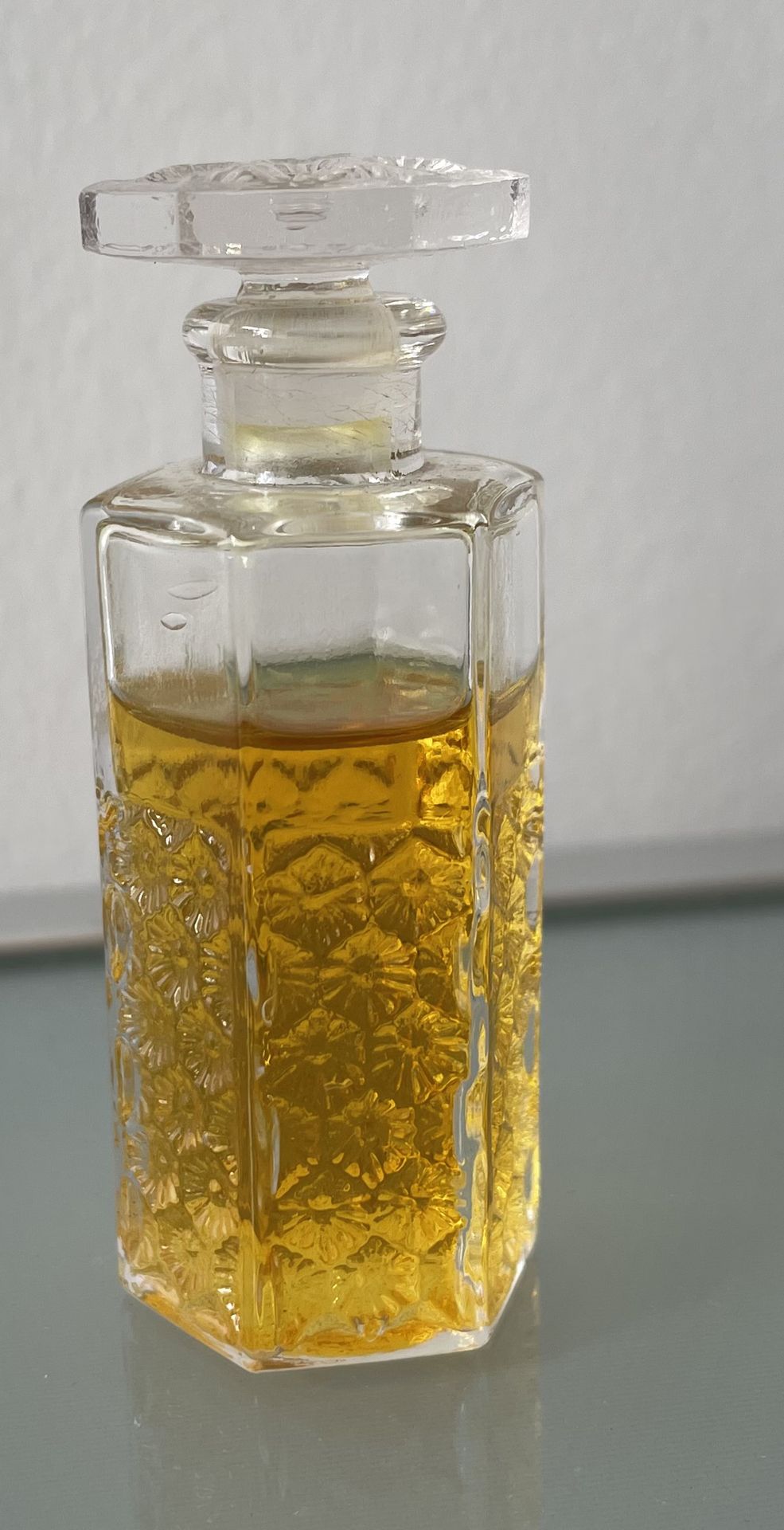 Null DE RAYMOND创作André Jollivet



玻璃瓶，压制成型，六边形镂空瓶身饰有



风格化的树叶。玻璃瓶塞，有相同的切口和装饰。
&hellip;