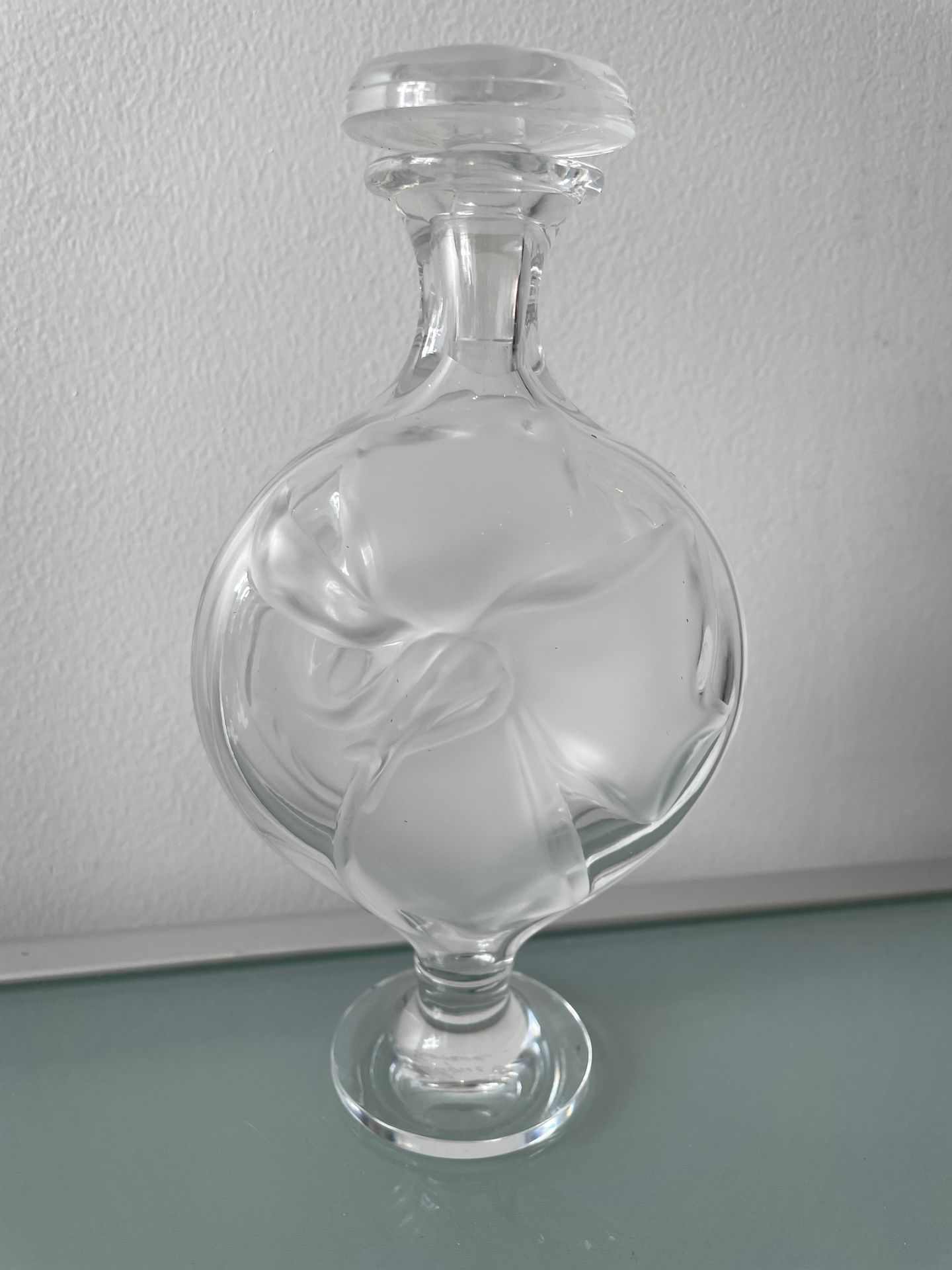 Null 法国LALIQUE公司 "红磨坊



无色水晶瓶，部分磨砂，有花卉装饰，每面都有空心的玫瑰装饰。重新发行了René Lalique在1931年为调香&hellip;