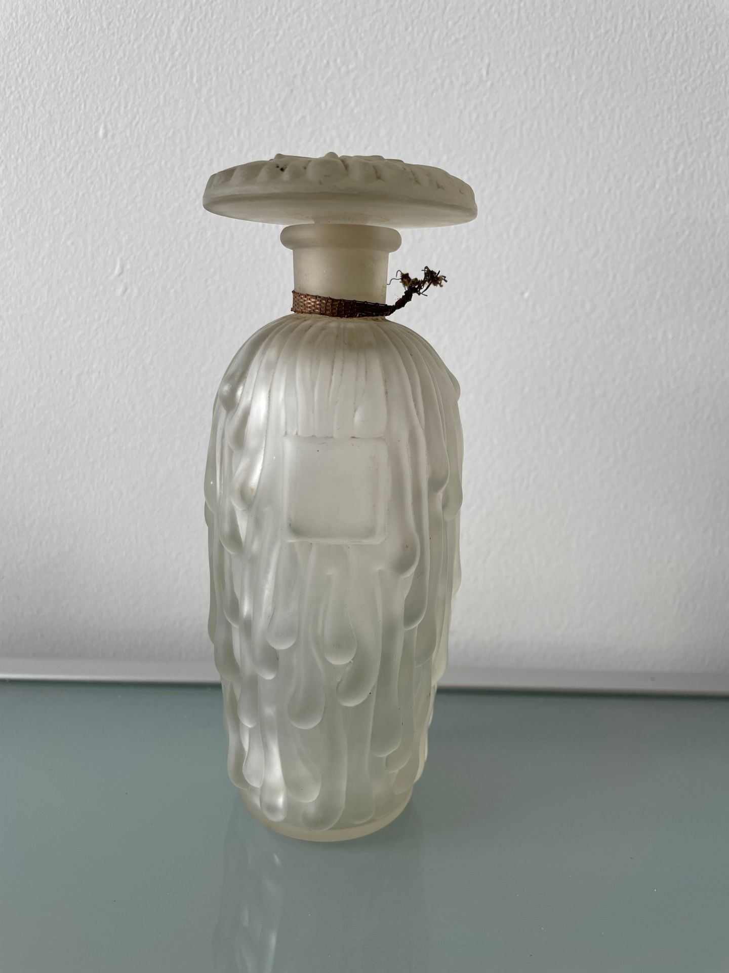 Null 伊莎贝尔香水公司的 "Berylune"。



压制的磨砂玻璃瓶，圆柱形部分饰有钟乳石的浮雕。瓶底的标题是 "Isambel Paris"。



&hellip;