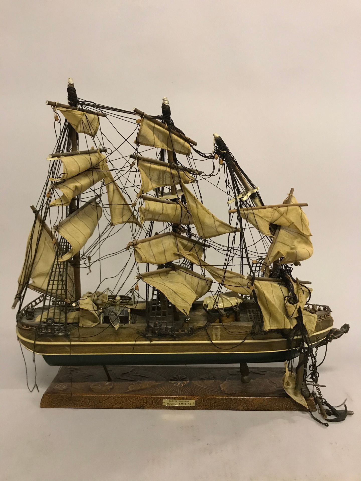 MAQUETTE de bateau 木制三桅船的马奎特，织物

52 x 55 x 11厘米

(事故和缺失的部分)