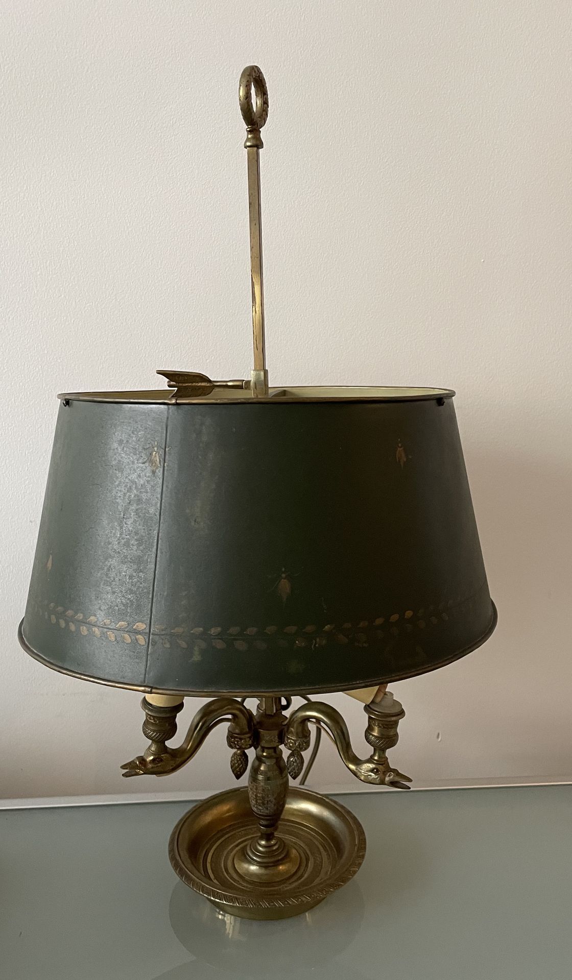 LAMPE BOUILLOTTE EN MÉTAL BOUILLOTTE-LAMPE aus Metall mit drei Lichtarmen in Sch&hellip;