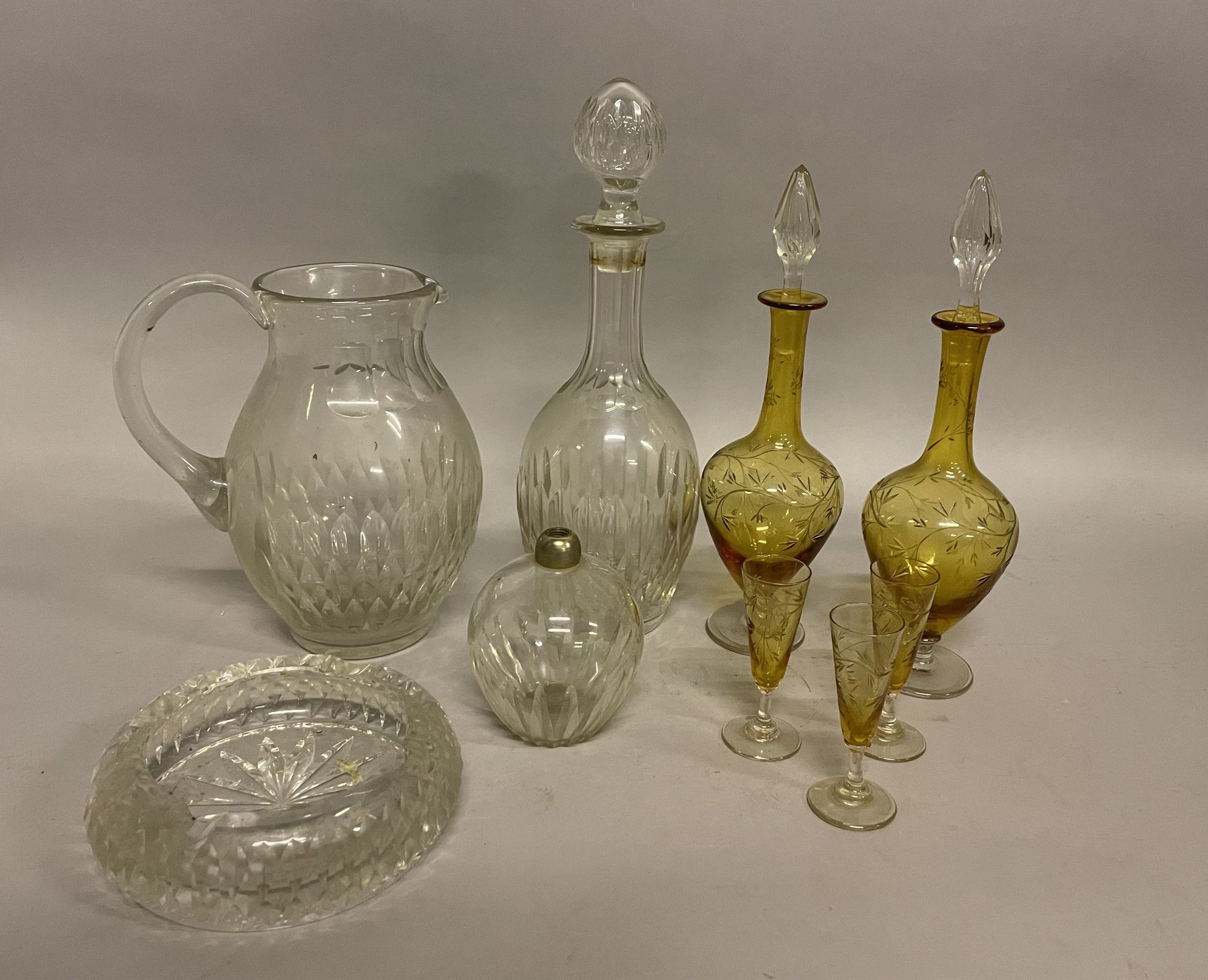 LOT Lot including: 

- a carafe in cut crystal and faceted stopper in glass 

- &hellip;