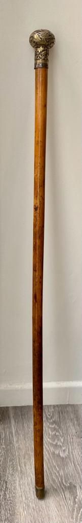 CANNE Natural wood cane and silver pommel probably foreign.

Engraved "DIEN SUCC&hellip;