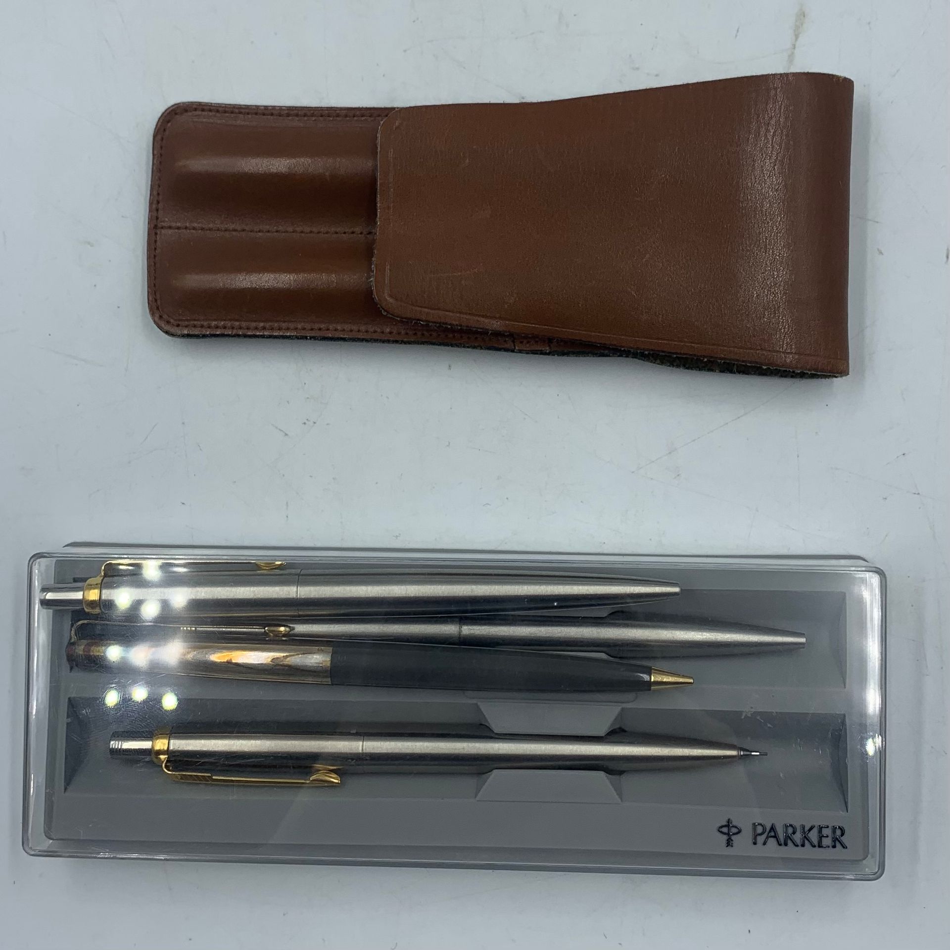 PARKER. PARKER. 
Deux stylos plume ; trois stylos à bille dont un sans mine et u&hellip;