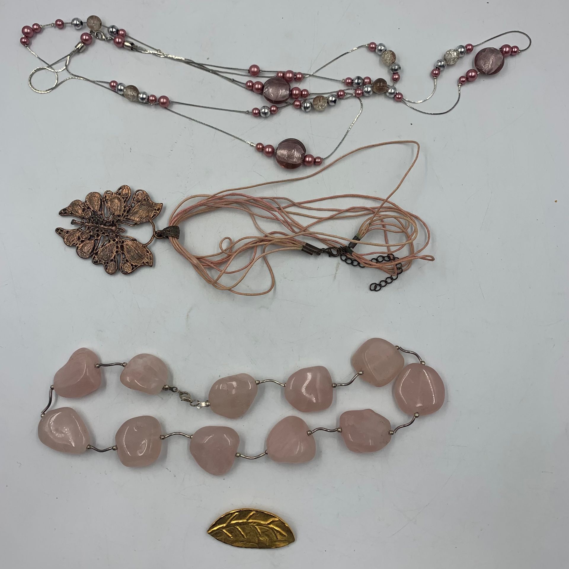 Lot comprenant : SAUTOIR en métal et quartz rose collier multirangs en métal et &hellip;