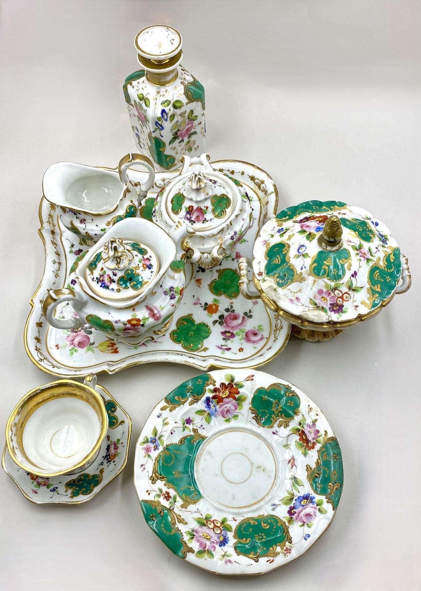 SERVICE EGOISTE en porcelaine à décor polychrome et doré de fleurs et cartouches&hellip;
