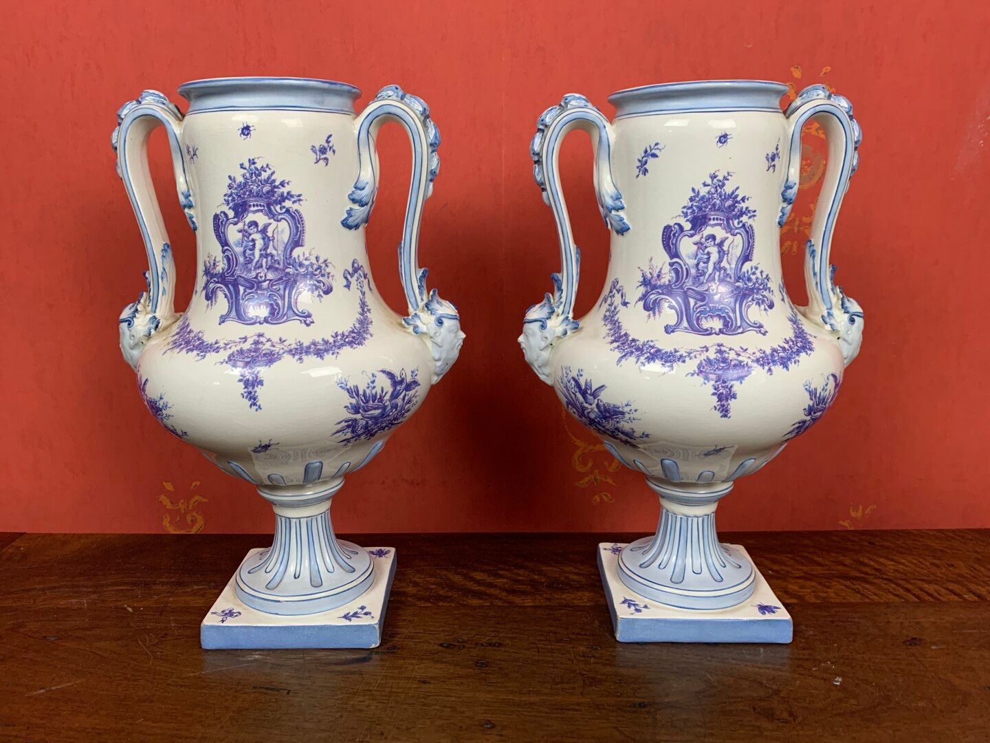 Null GIEN 

Paire de vases balustre à décor blanc bleu de putti en réserve 

Pet&hellip;