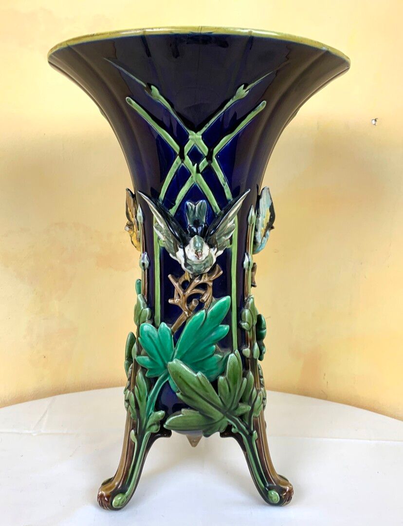 Null SARREGUEMINES

Important vase cornet en barbotine à riche décor d'oiseaux v&hellip;