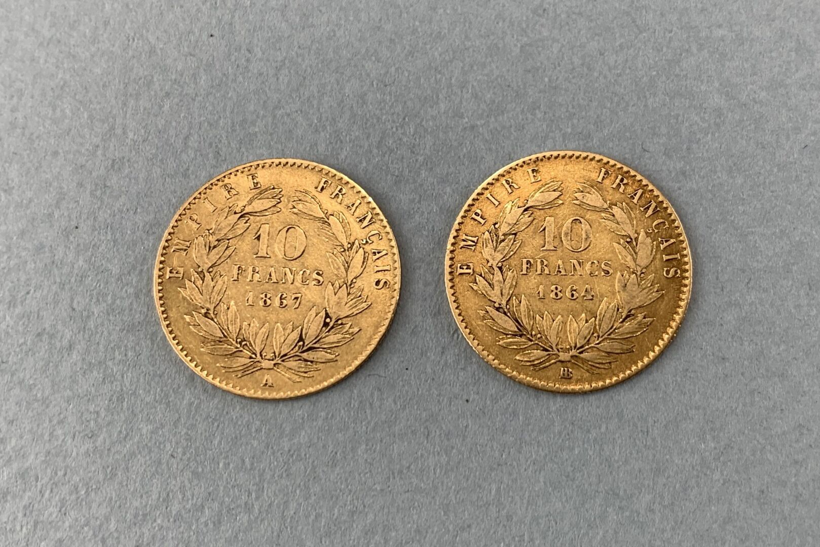 Null 2 pieces de 10F or Napoléon III Tete laurée 1864 et 1867

Poids : 6.4 g.