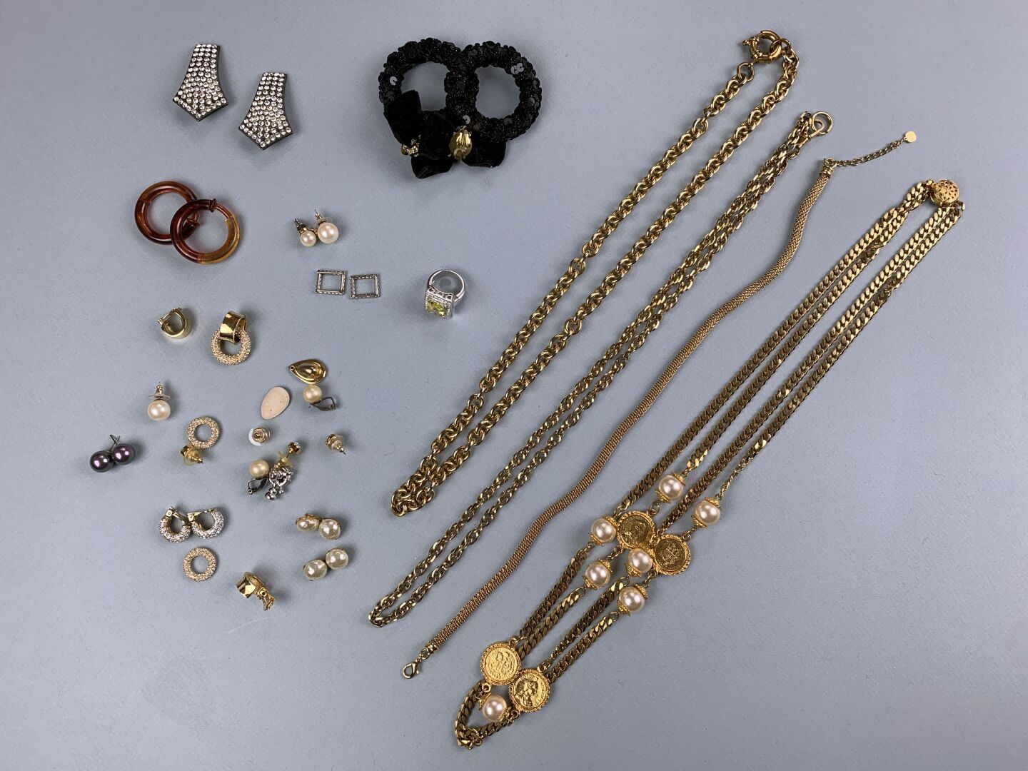 Null Ensemble de bijoux fantaisie dont colliers, bagues, boucles d'oreilles et p&hellip;