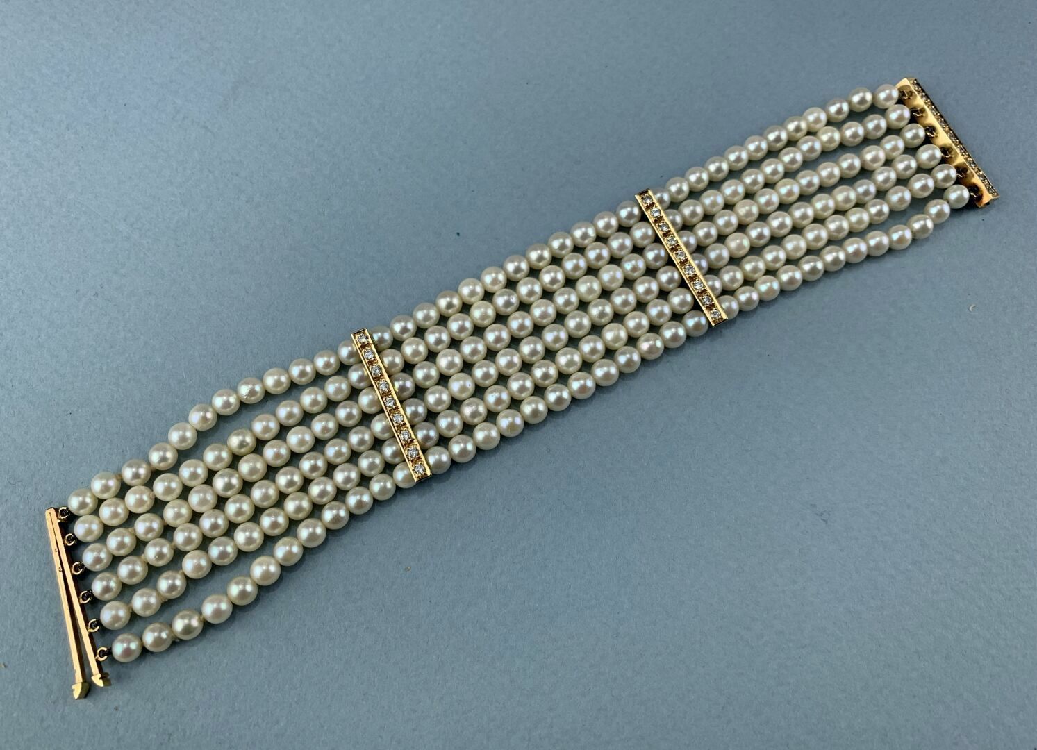 Null Bracelet composé de six rangs de perles de culture blanches alternées de ba&hellip;