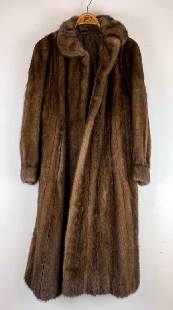 Null Manteau de fourrure long en vison, par BETTY, modéliste à St Jean de Luz

O&hellip;