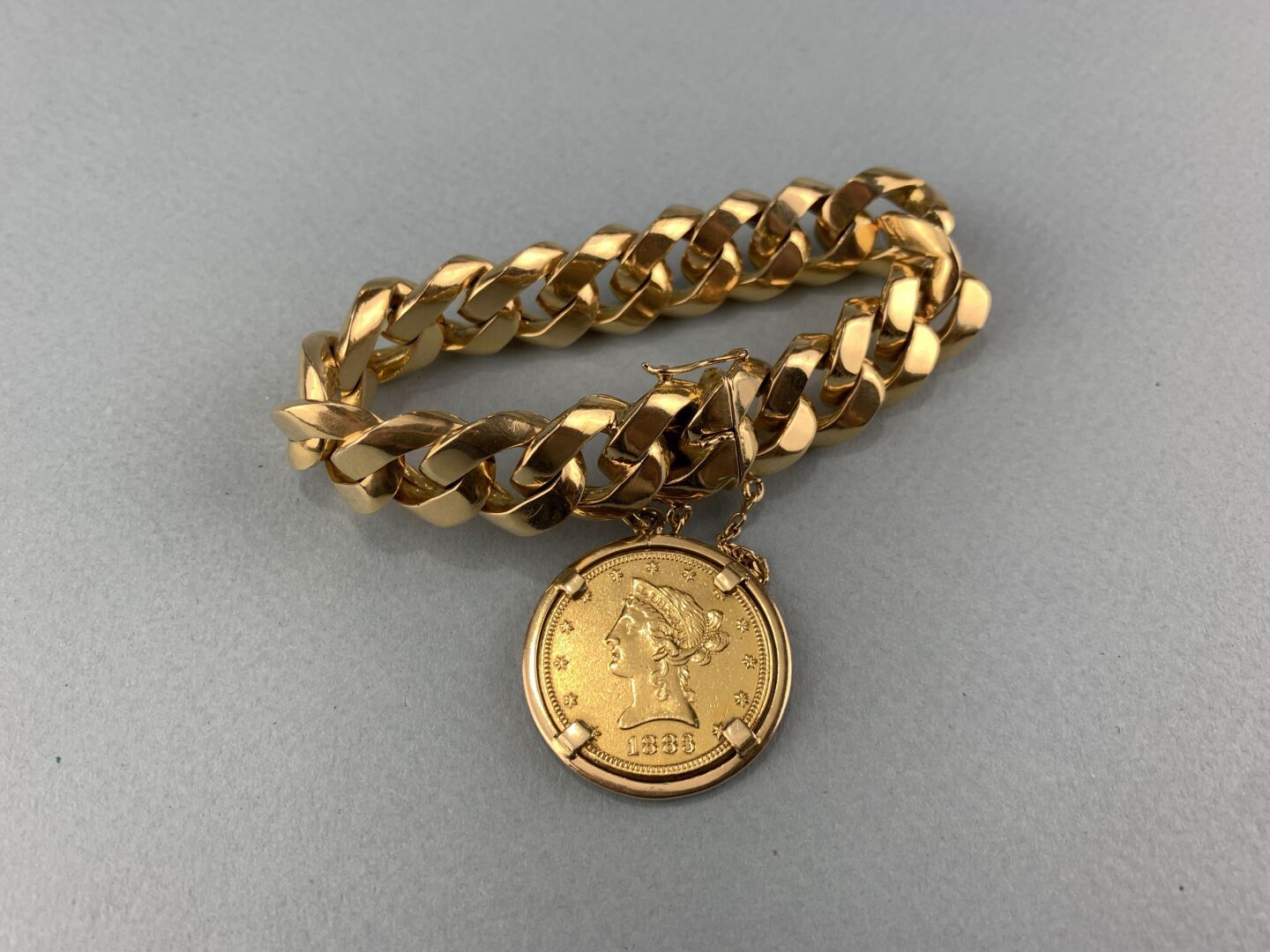 Null Bracelet en or jaune (750 millièmes) à maille gourmette orné d'un pendentif&hellip;