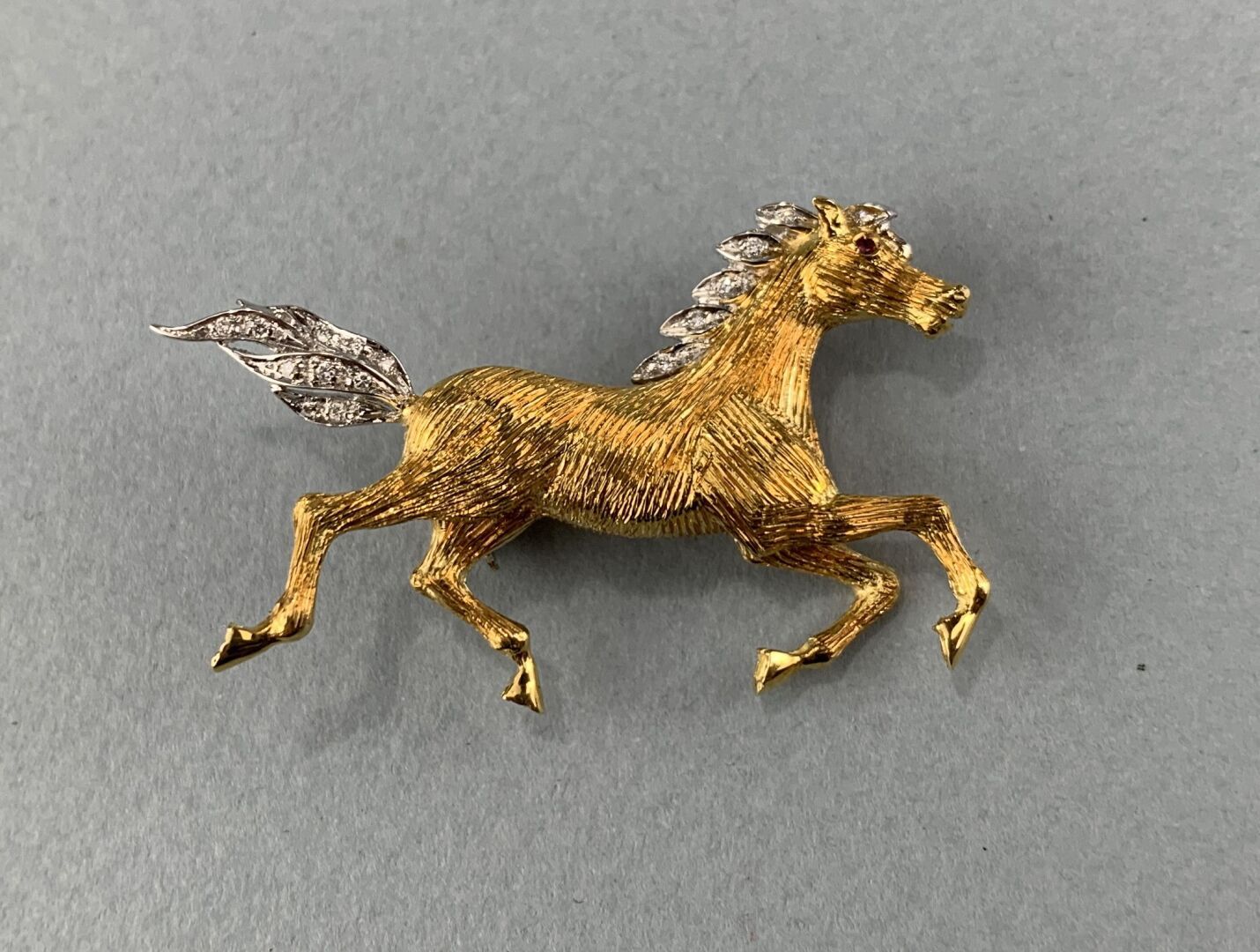 Null Broche animalière figurant un cheval galopant en or jaune et gris (750 mill&hellip;
