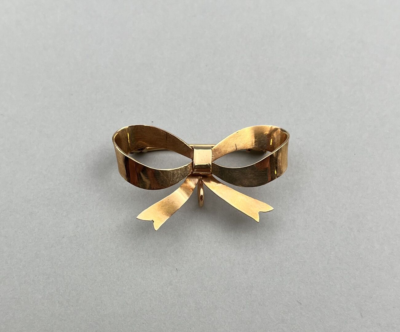 Null Barrette brooch forming a knot in yellow gold 750 thousandths 

Weight : 4.&hellip;