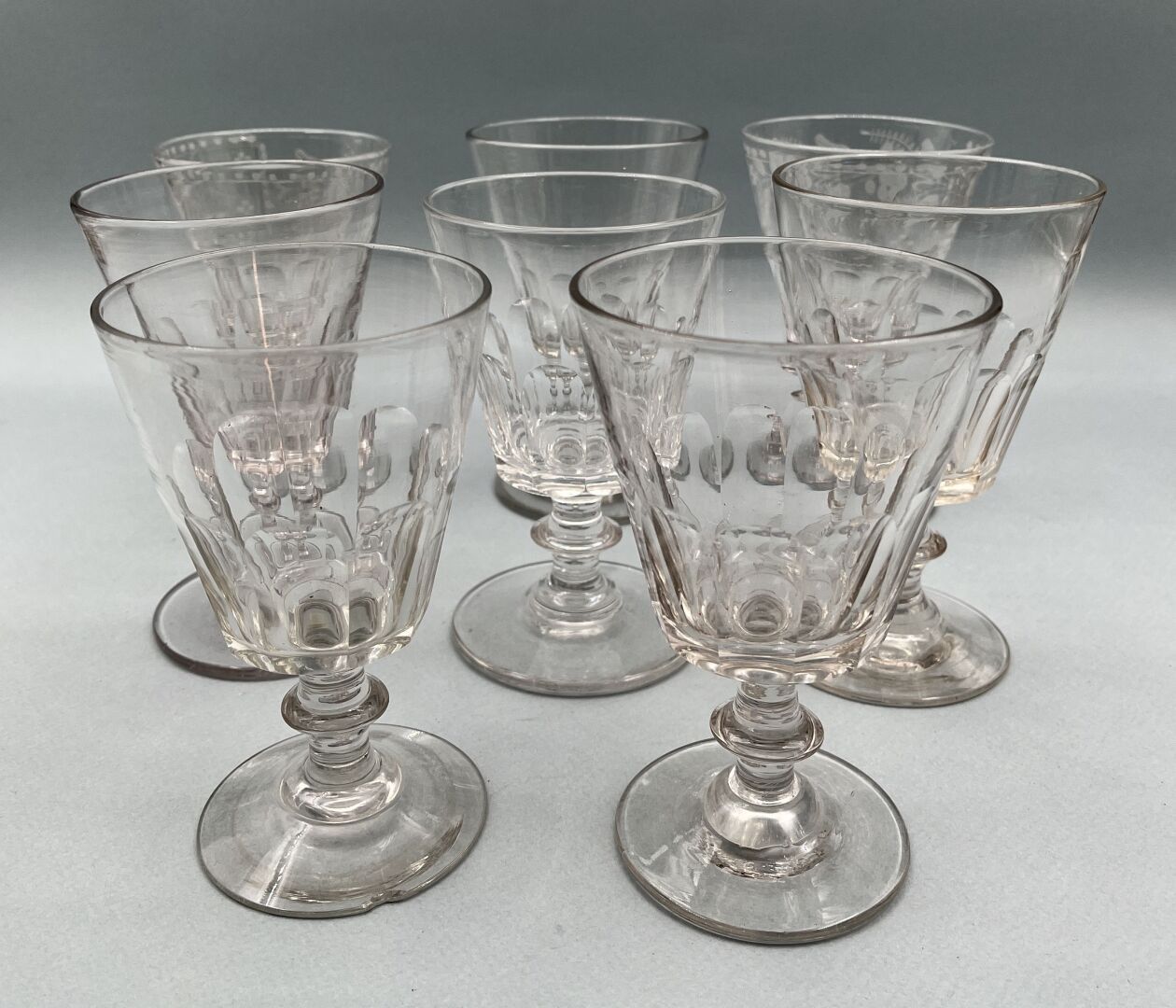 Null Lot de huit verres à eau type Mirabau en verre soufflé à décor de cotes pla&hellip;