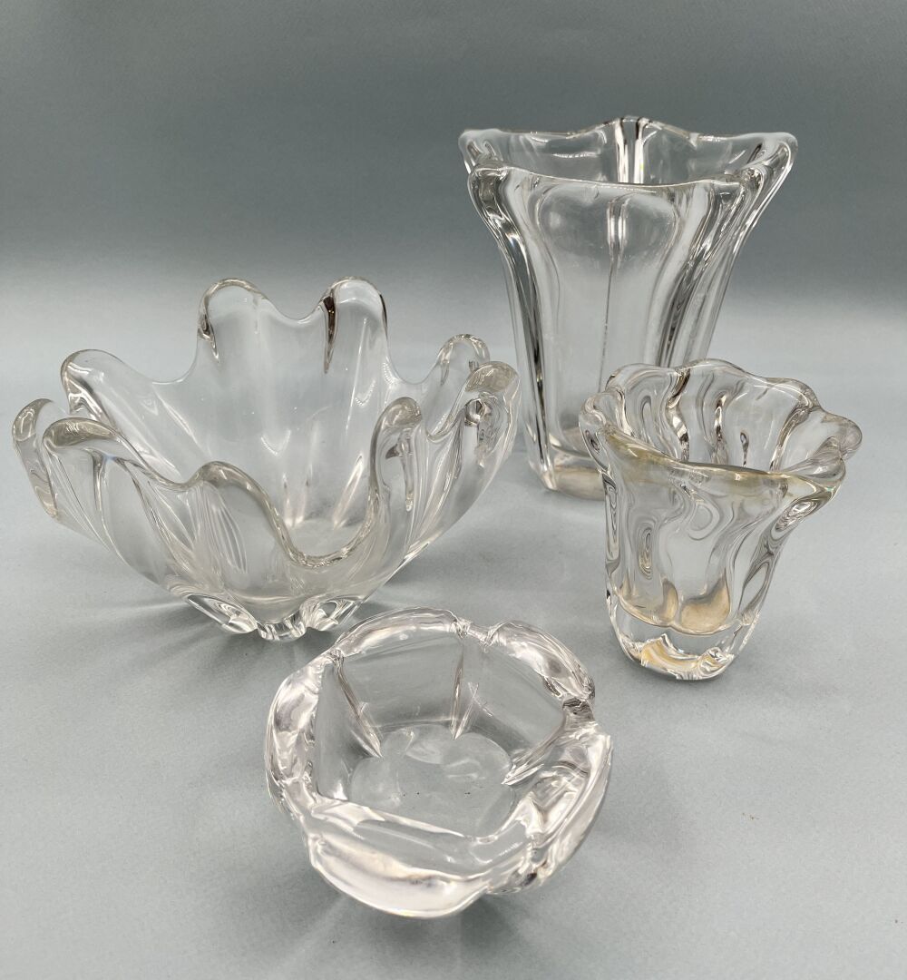 Null DAUM, France 
Lot en cristal de forme libre comprenant : 
- Petit vase, H :&hellip;