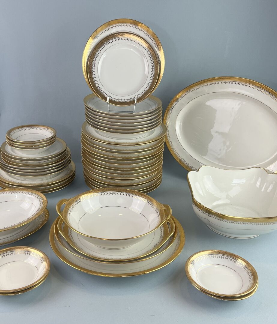 Null 法国LIMOGES
丰富的镀金装饰的白色瓷器晚餐服务的一部分，包括: 
- 21个餐盘
- 12个汤盘
- 5个甜品盘
- 8个水果碗 
- 1个馅饼&hellip;
