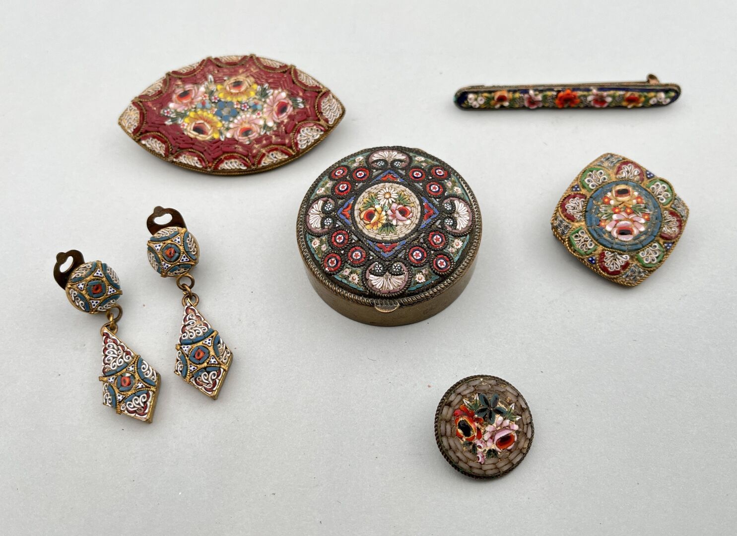 Null 微型马赛克套装包括一个粉盒、四个胸针和一对耳夹
20世纪初的意大利作品