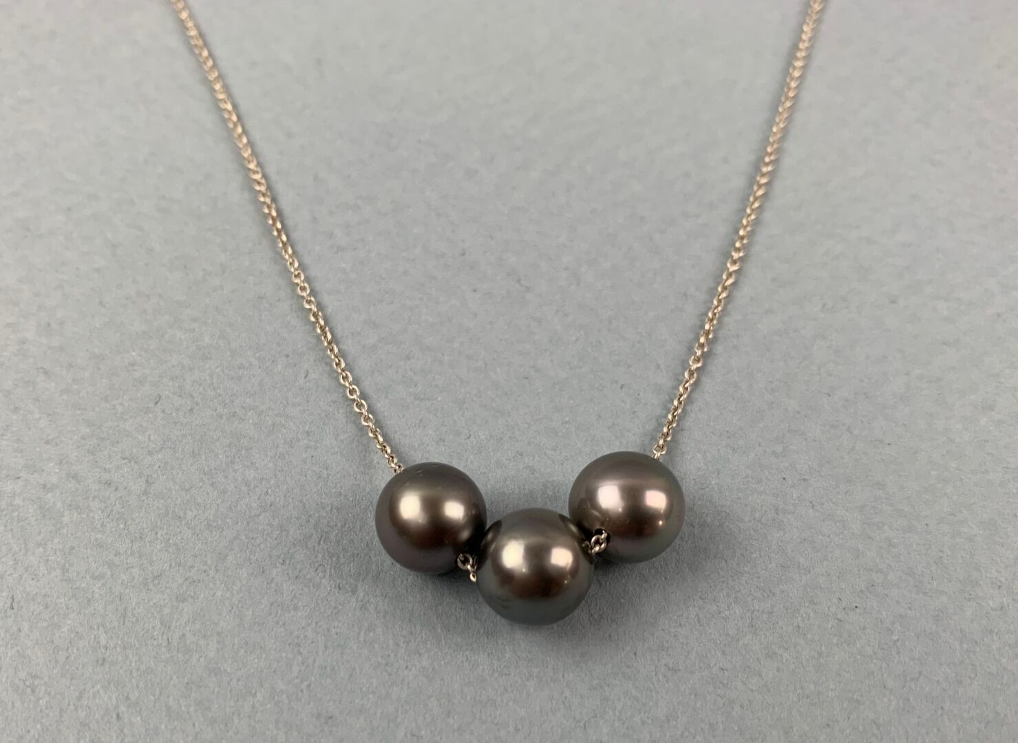 Null Necklace made up of 3 pearls of Tahiti, gauge 8/9, taken up on a silver cha&hellip;