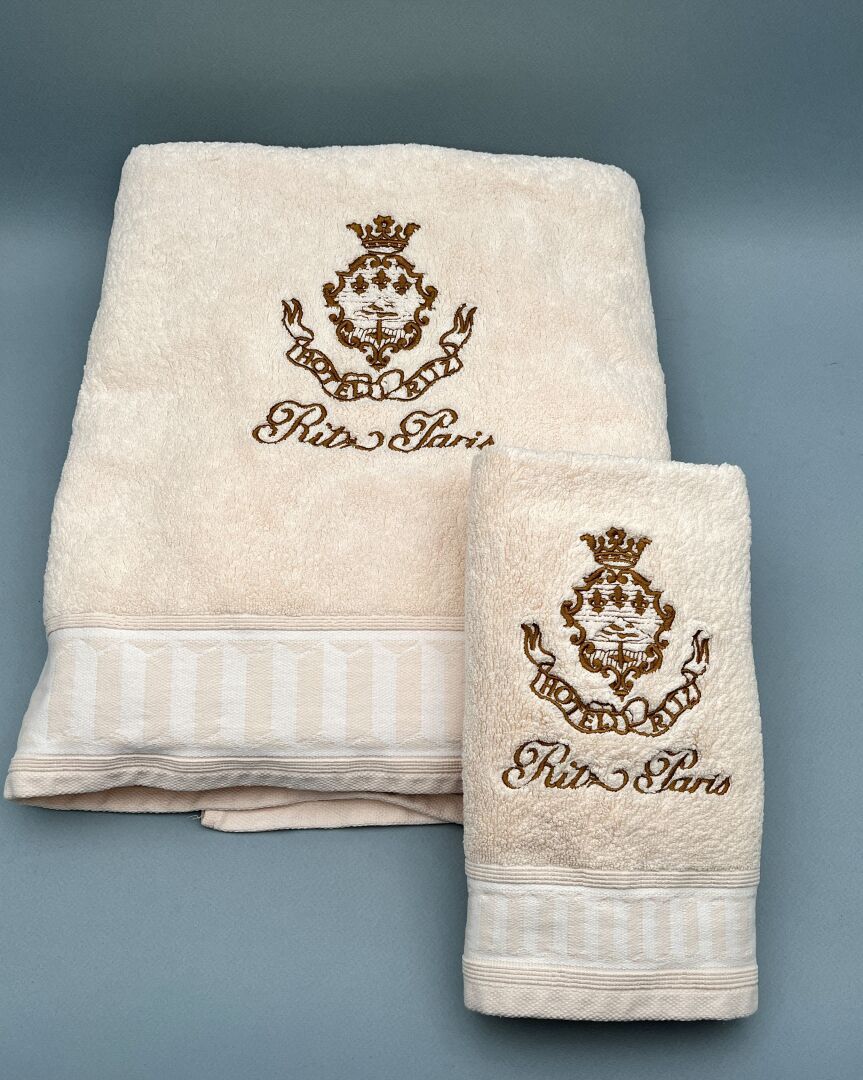 Null 里茨，巴黎 
绣有酒店标志的棉质浴巾和毛巾
浴单：150 x 95 cm
毛巾：70 x 36厘米
出处：酒店全部家具的出售