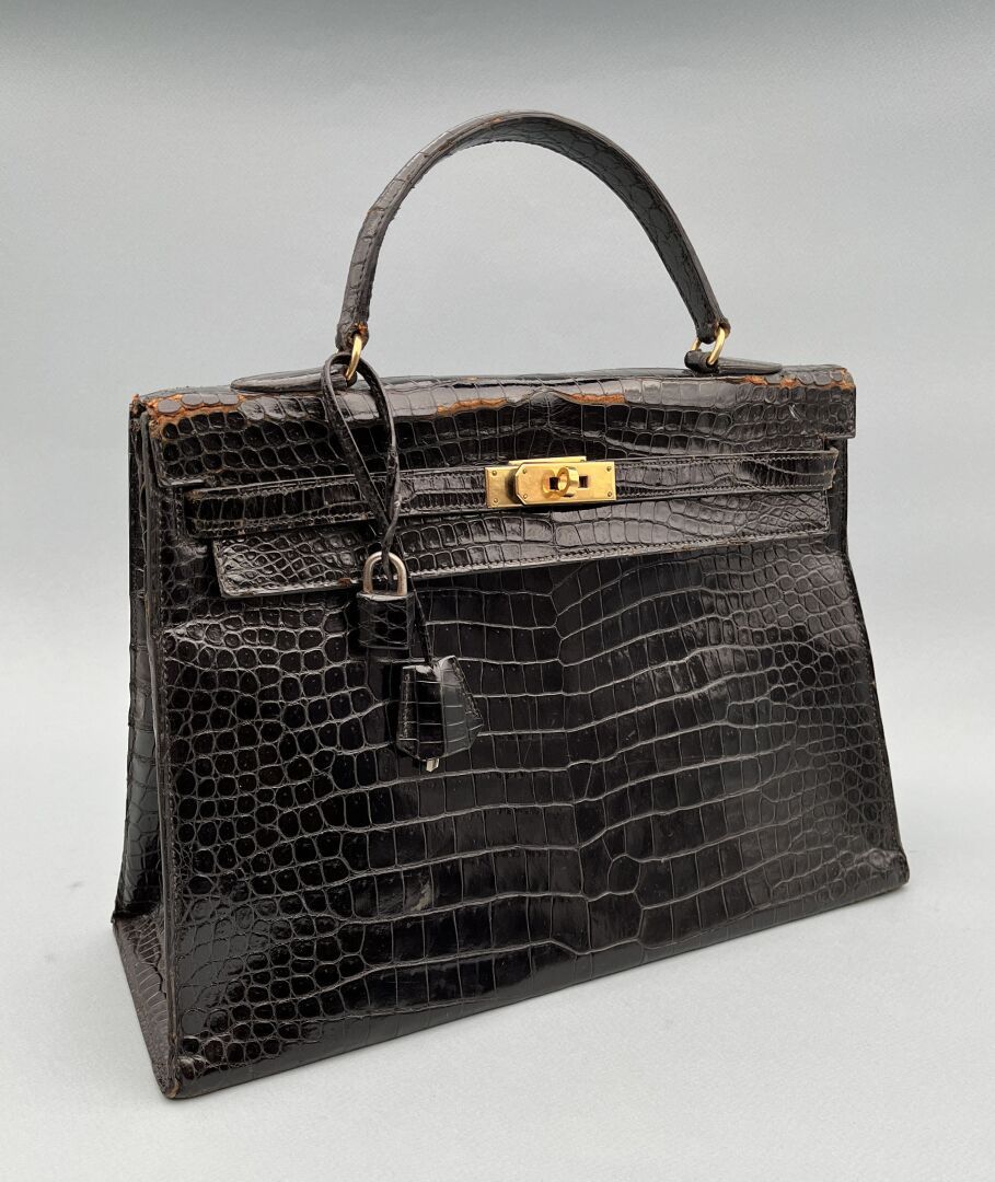 Null HERMES París 
Bolso Kelly 35 de piel de cocodrilo negra, cierres y broches &hellip;