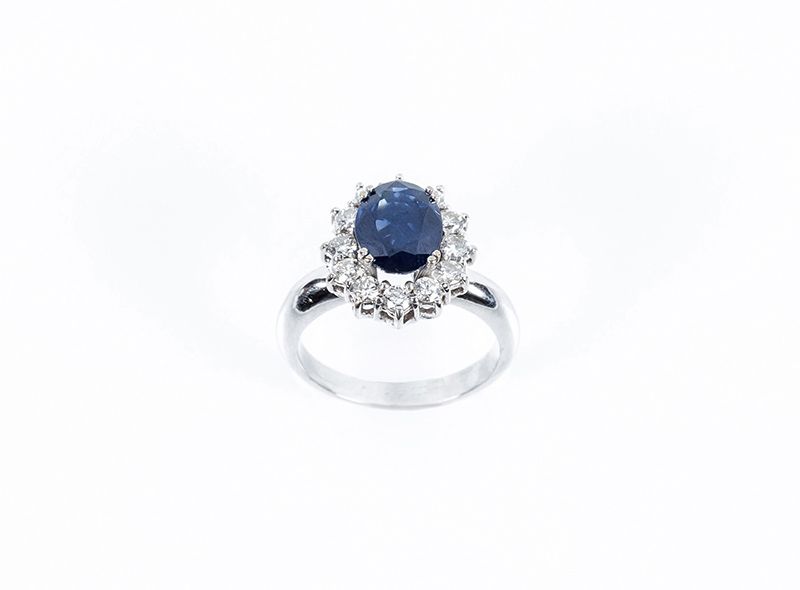 Null Bague en or blanc massif ornée d'un beau saphir ovale bleu fin et d'une ran&hellip;