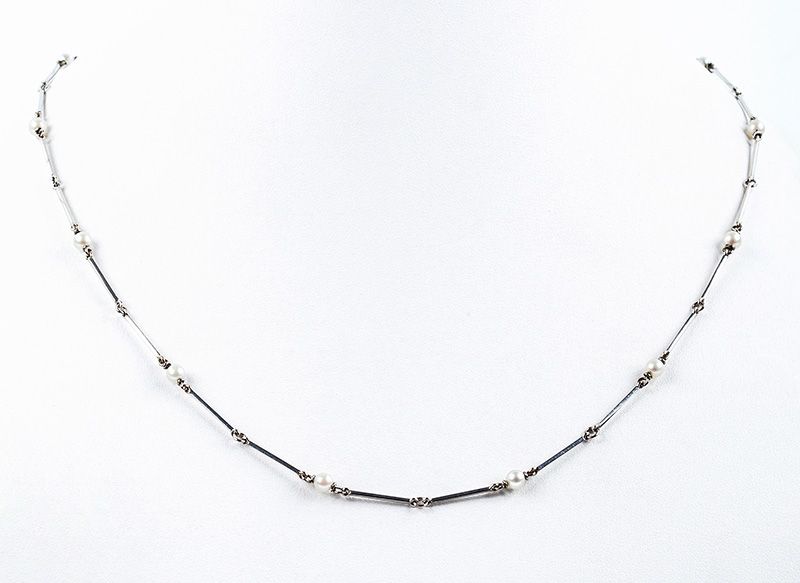 Null Longue chaîne vintage composée de barres articulées en or blanc et de perle&hellip;