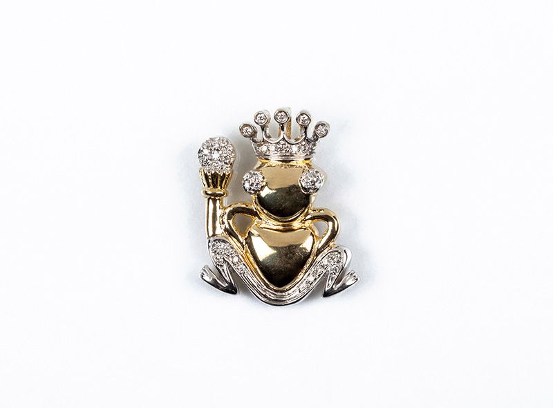 Null Joli pendentif en or jaune à motif de grenouille avec sceptre et couronne, &hellip;