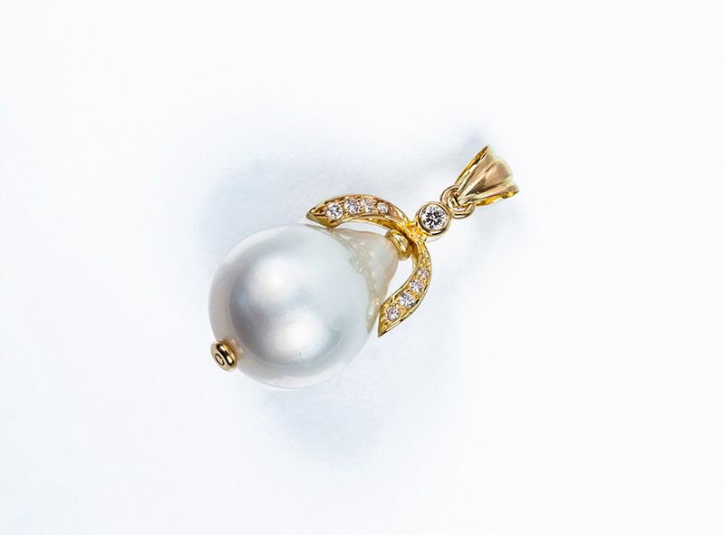 Null Pendentif en or jaune orné d'une grosse perle autrichienne en bouton baroqu&hellip;
