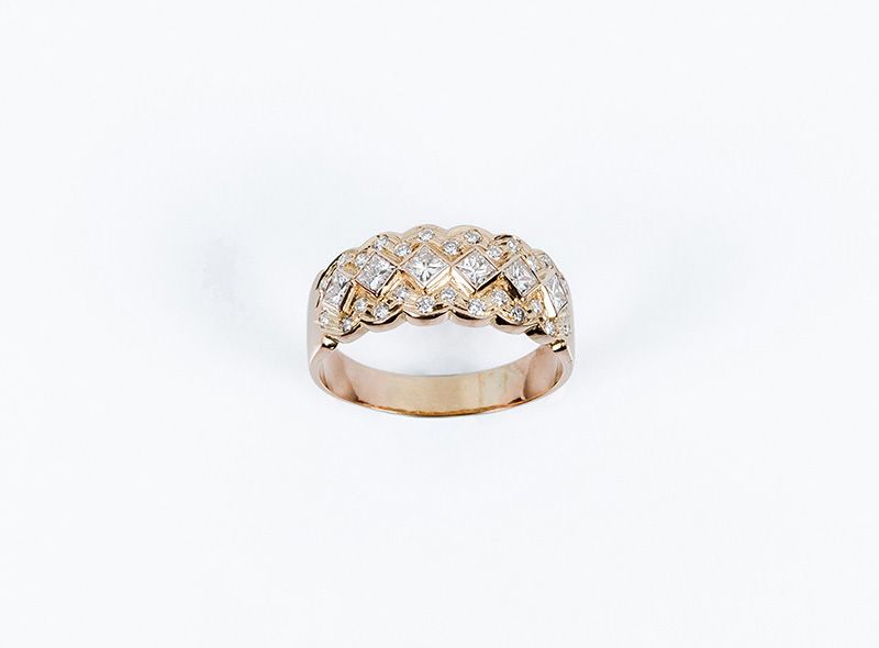 Null Bague en or rose à motif en damier serti de diamants blancs propres, avec u&hellip;