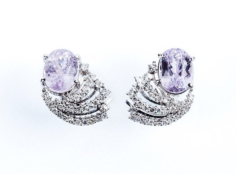 Null Boucles d'oreilles vintage en or blanc, avec au centre une kunzite ovale fa&hellip;